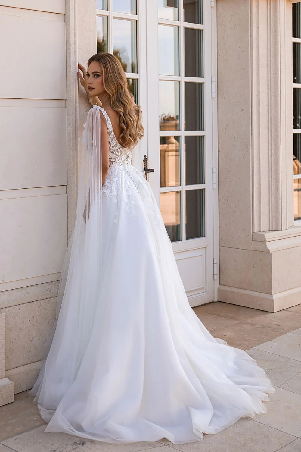 Luksusowe suknie ślubne szyte na miarę z dekoltem w serek, z peleryną, koronkowymi aplikacjami, księżniczka, suknia ślubna bez pleców, linia A, suknie dla panny młodej