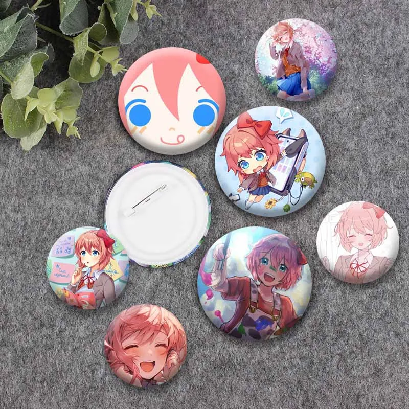 Cartoon-Spielfigur Sayori Anstecknadel Kawaii Anime-Mädchen Button-Pins Handgemachte Runde Schmuck-Brosche Sammlerstücke Geschenke – Detail 2