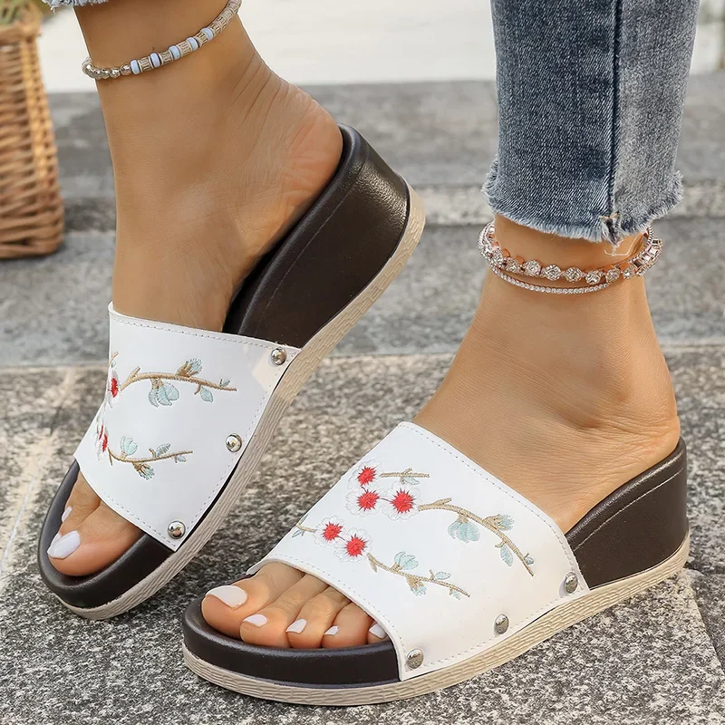 

Women Shoes Vintage Flowers Embroidery Wedge Slippers Women Summer Plus Size Platform Sandals Woman Outdoor Non Slip Beach Shoes