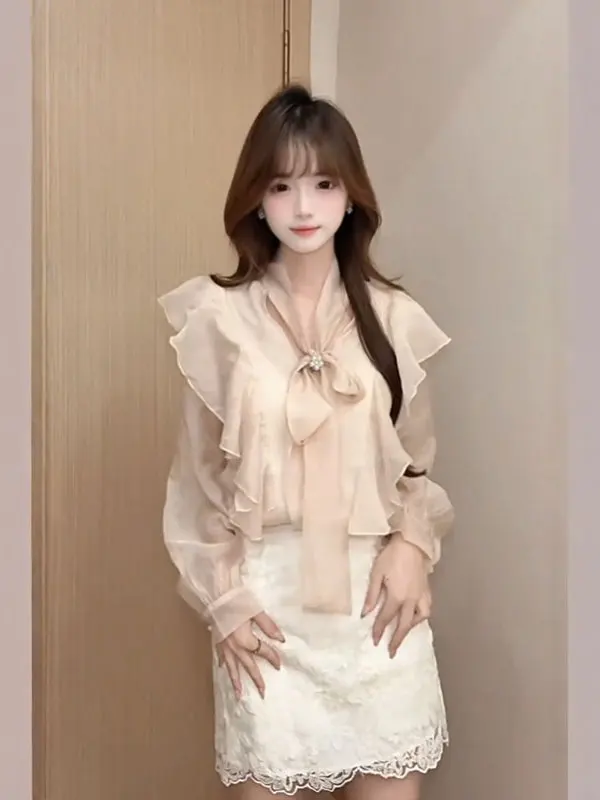 

Розовая кружевная блузка и юбка с высокой талией: комплект из двух предметов, удобный, модный, мягкий, женский осенний наряд.