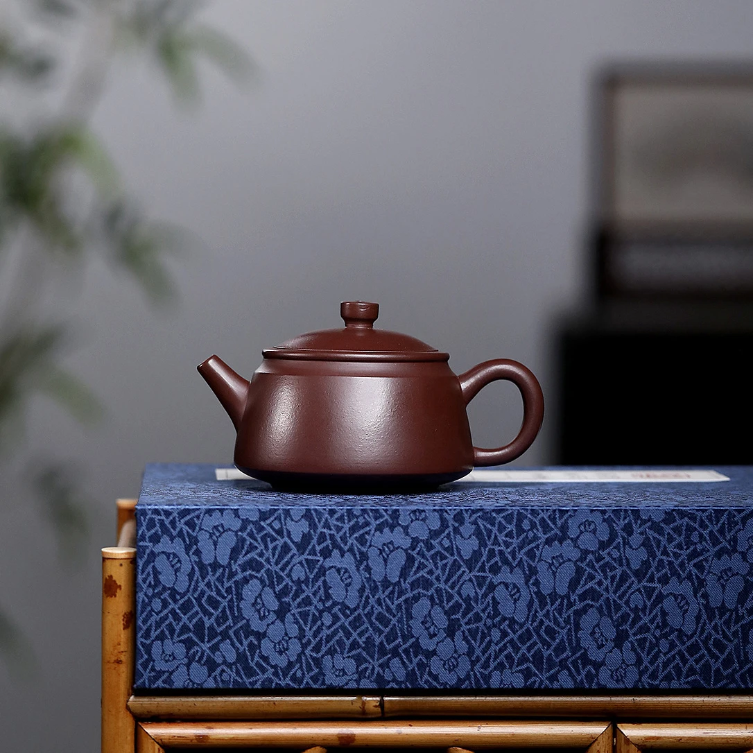 

Yixing "Breathing Teapot" – 200ml Zhu Ni Clay Masterpiece​​, Artisan Teapot​​, Zisha Teapot