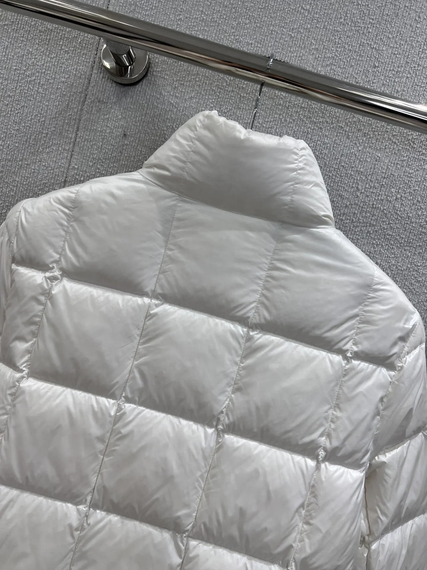 Single-breasted down jacket - sleek silhouette, featherlight warmth, effortlessly pairs with outfit. 2025 summer women's new hot