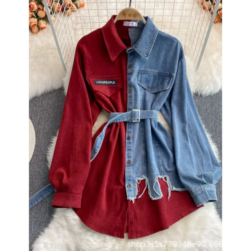 レディースデニムシャツワンピース、スプライス、長袖、シングルブレスト、ターンダウンカラー、イレギュラーミディ丈、ブラウス、ベルト付き、秋