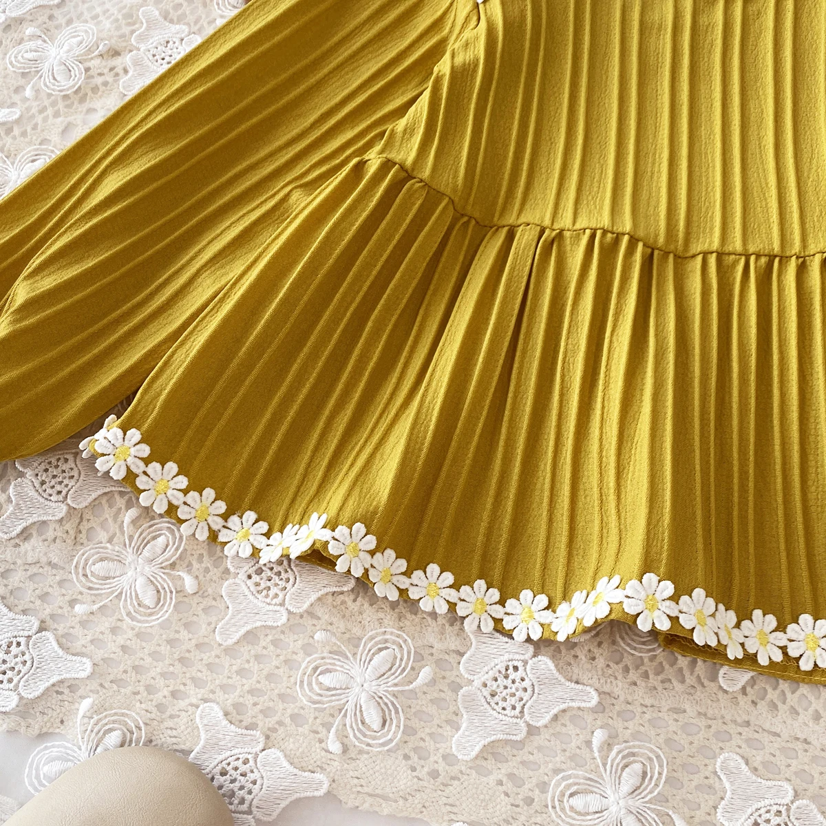 Herbstliches, lockeres Kleidungsset: Geknöpftes Puppenhemd mit Gänseblümchen-Spitze und passende, farblich abgestimmte Hose mit weitem Bein – lässiger Alltagsanzug – Detail 5