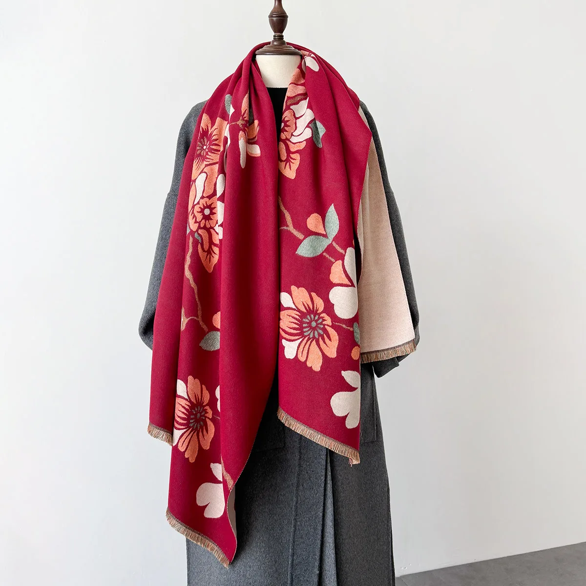 Simple print design, elegantly paired with overcoats and outerwear, versatile double-sided scarf with a sophisticated look.