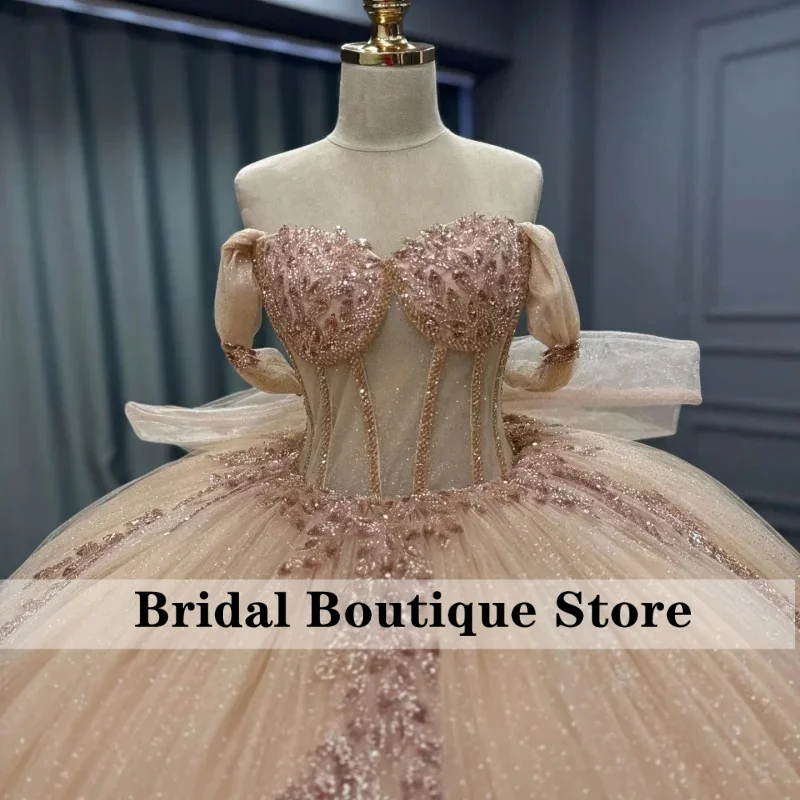 فستان Quinceanera بلون الشمبانيا اللامع من الكريستال اللامع وذيل طويل من الدانتيل بطبقات فيونكة فيستدوس دي 15 Quinceanera ﻿ تخصيص