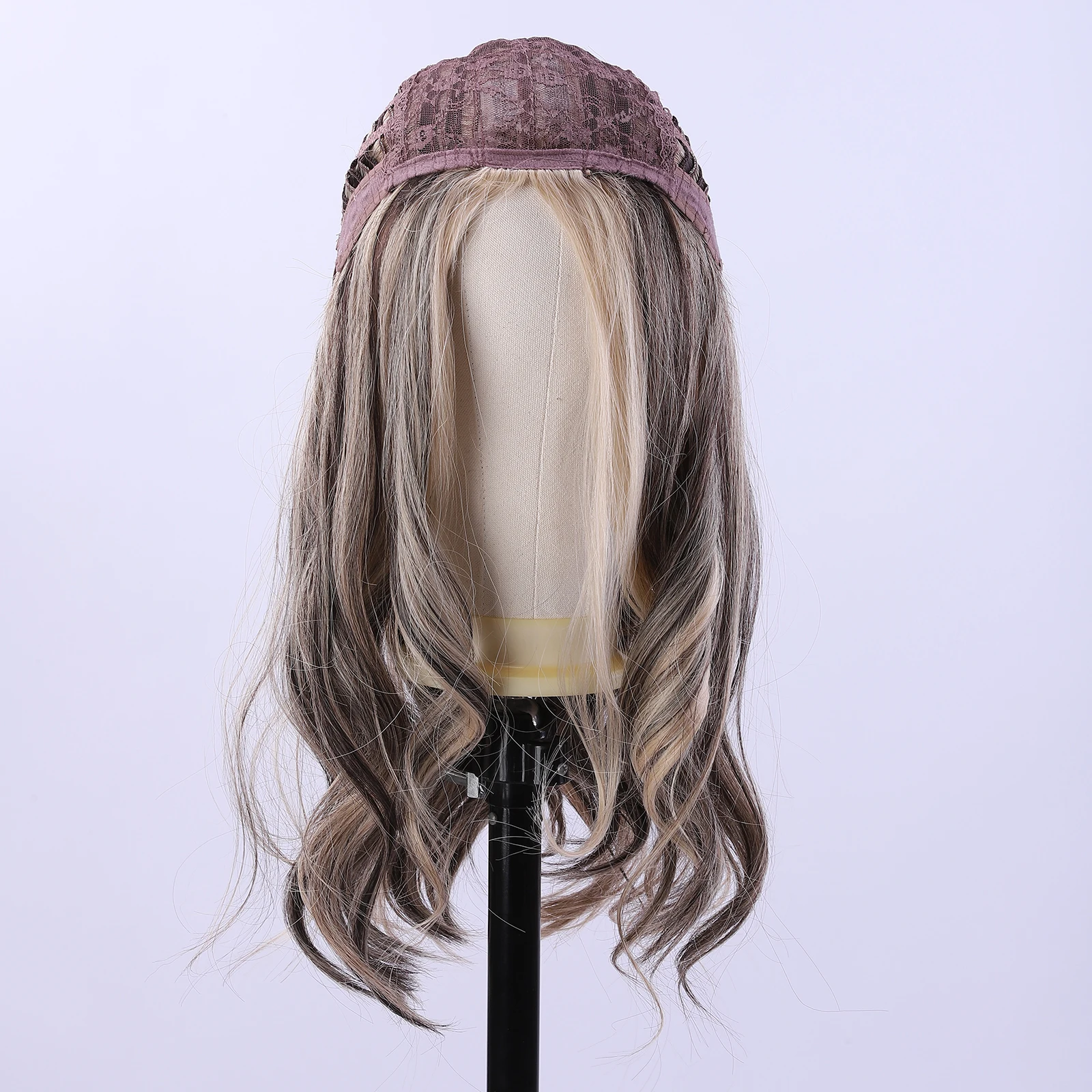 

1 женский парик, выполненный из термостойкого синтетического высокотемпературного волокна, с естественно объемным стилем.