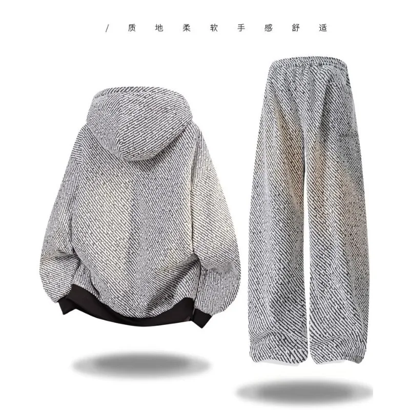 ชุดเซ็ตสองชิ้นผู้ชายสไตล์อเมริกัน ผ้าฟลีซหนานุ่ม ทรงหลวม ใส่ได้หลากหลาย ชุดผู้ชายครบเซ็ต ระดับไฮเอนด์ ชุดลำลองสำหรับฤดูใบไม้ร่วงและฤดูหนาว