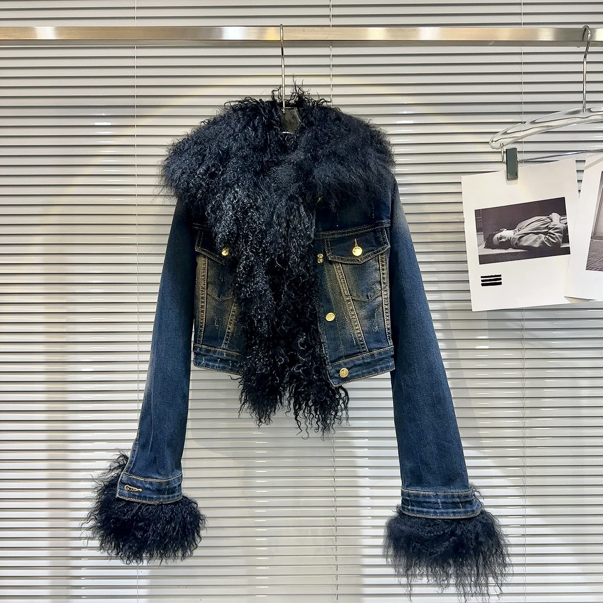 Big Lamb Fur Collar Denim Jacket Women 2023 Winter New Fur Stitching Long Sleeve Washed and Worn Cotton Lining Short Coat Female