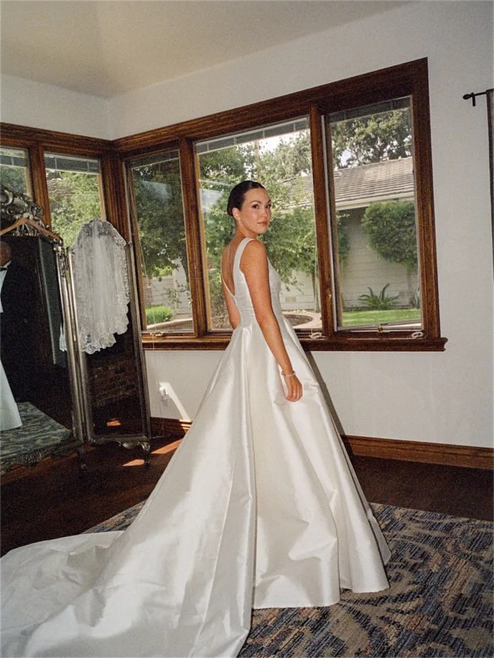 Tokyo Customized Elegant Square Collar Wedding Dresses Sleeveless Back Zip Bridal Gowns White A-Line Court Train Wedding Gowns