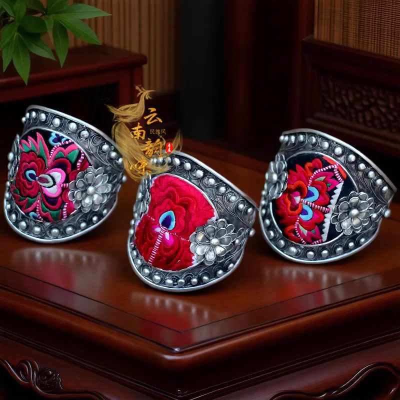 

Китай Гуйчжоу в этническом стиле ретро сделать старый Мяо серебряная вставка ручная вышивка большие браслеты