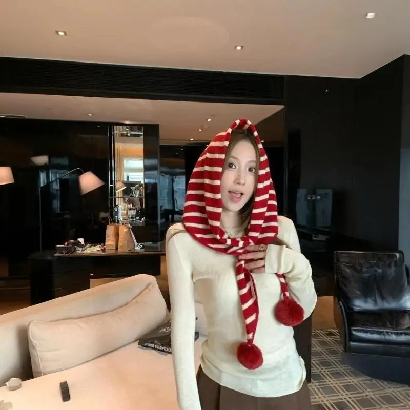 Rot-weiß gestreifter, gestrickter Halstuch-Schal mit flauschigen Pompons, weich und warm, perfekt für den täglichen Gebrauch, Winterausflüge und Weihnachtsfeiern. – Detail 9