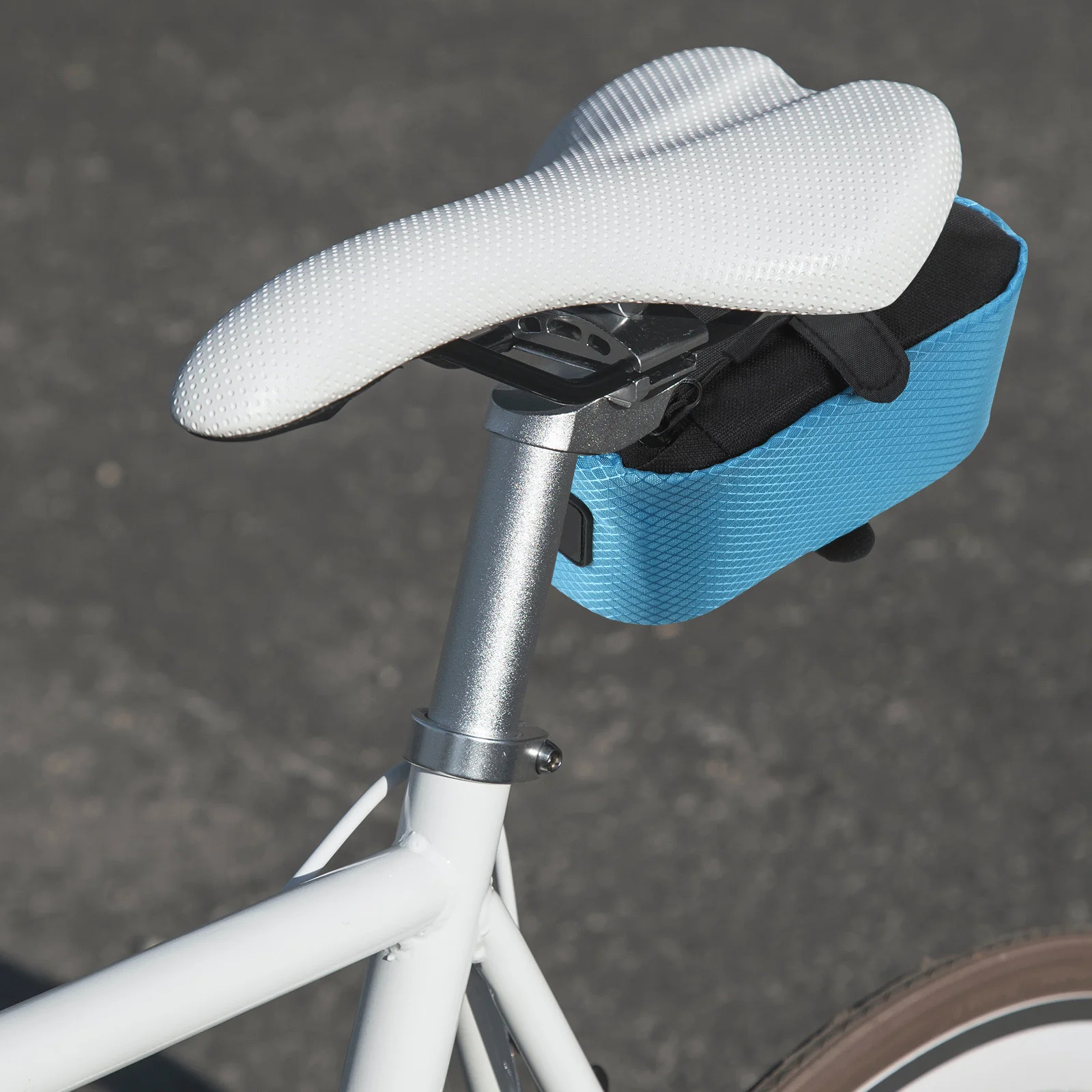 

Portable Bicycle Saddle Bag 13017 Waterproof Polyester Cycling Rear Seat Pouch Reflective Tape for Tools Phone Keys Outdoor