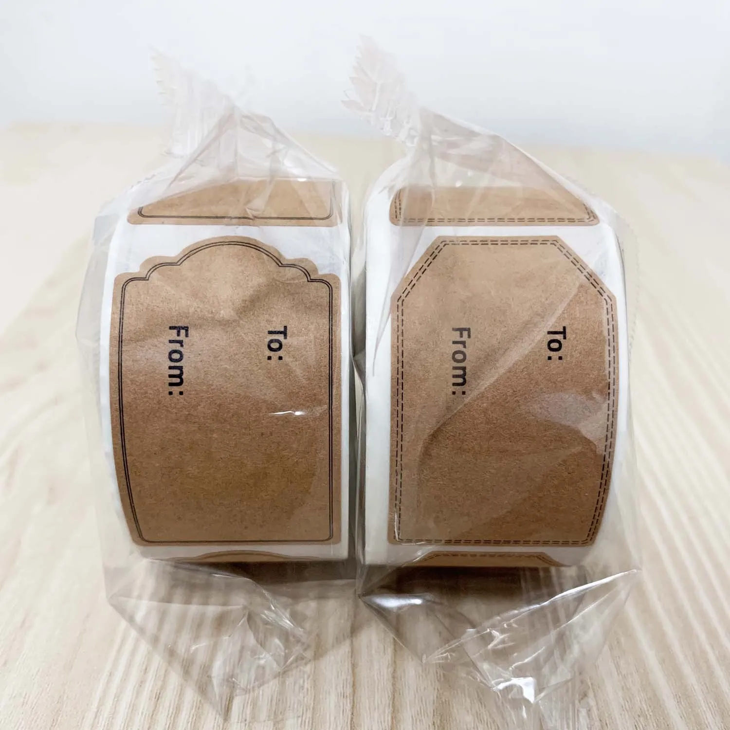 300 قطعة/لفة من ملصقات علامات الهدايا المصنوعة من كرافت البني الطبيعي مقاس 1.2 بوصة × 2 بوصة، ملصقات هدايا لاصقة من كرافت لديكور عيد الميلاد