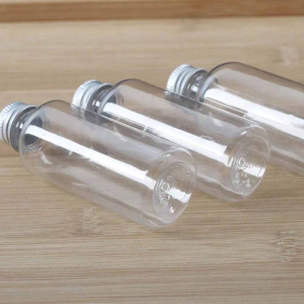 

Набор из 22 прозрачных пластиковых дорожных флаконов для жидкостей: шампуня, лосьона, крема. Многоразовые портативные дозаторы.