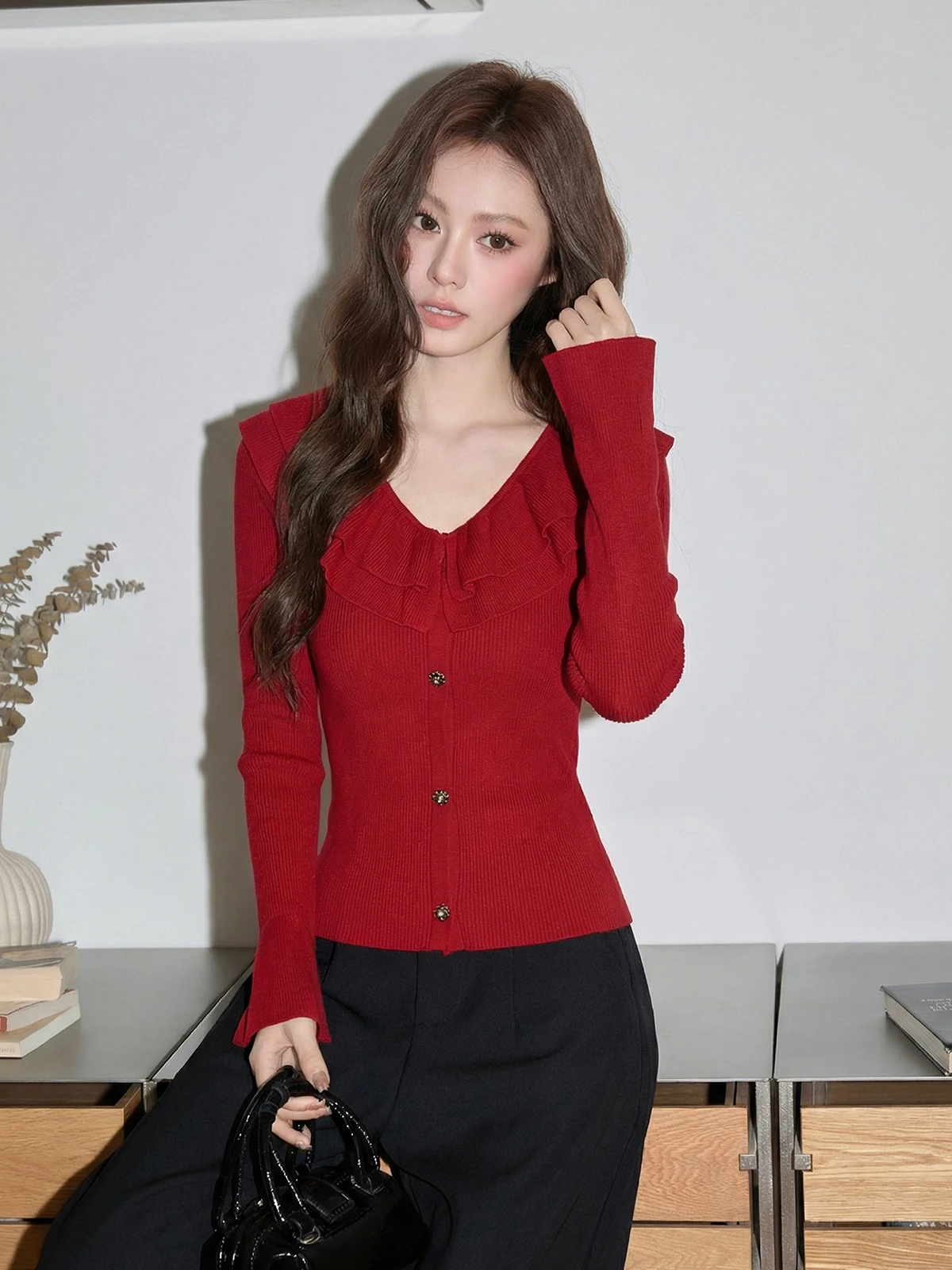 

Красный вязаный кардиган с V-образным вырезом для женщин, тонкий топ для ранней весны, мягкая корейская блузка с длинными рукавами-колокол