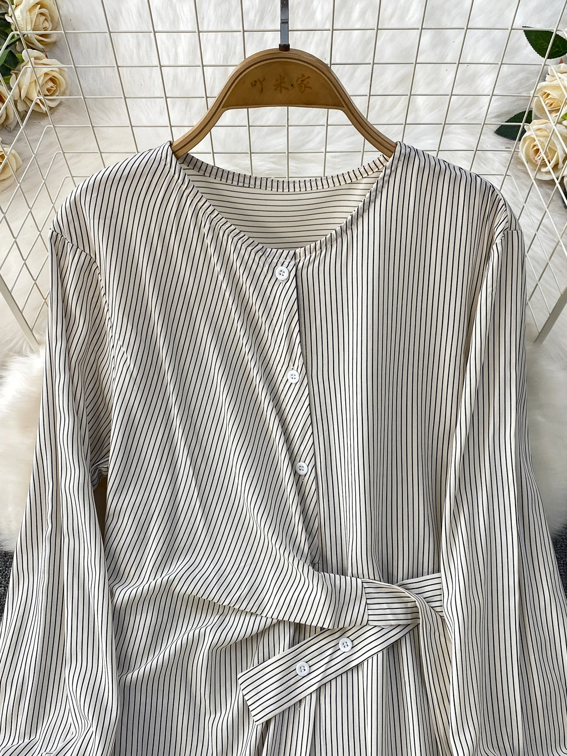 SuperAen Camisa larga holgada de estilo coreano con cuello redondo y rayas de gran tamaño, vestido de un solo pecho con cintura con cordones de diseño informal de otoño