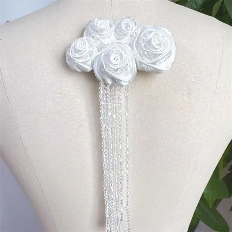 Handgefertigte Perlenapplikation aus Organza mit Kristall-3D-Rosenblüten, Glitzernde Kristallquasten-Brustblume, Schulterapplikation von hoher Qualität – Detail 9
