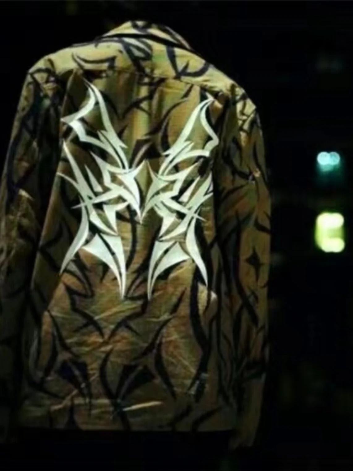 

Reflective een Thorn Jaet by Chen Guangxi And NADKING Youth Faion Cotton Blend Fabric Geometric Pattern Long Sve Loo...