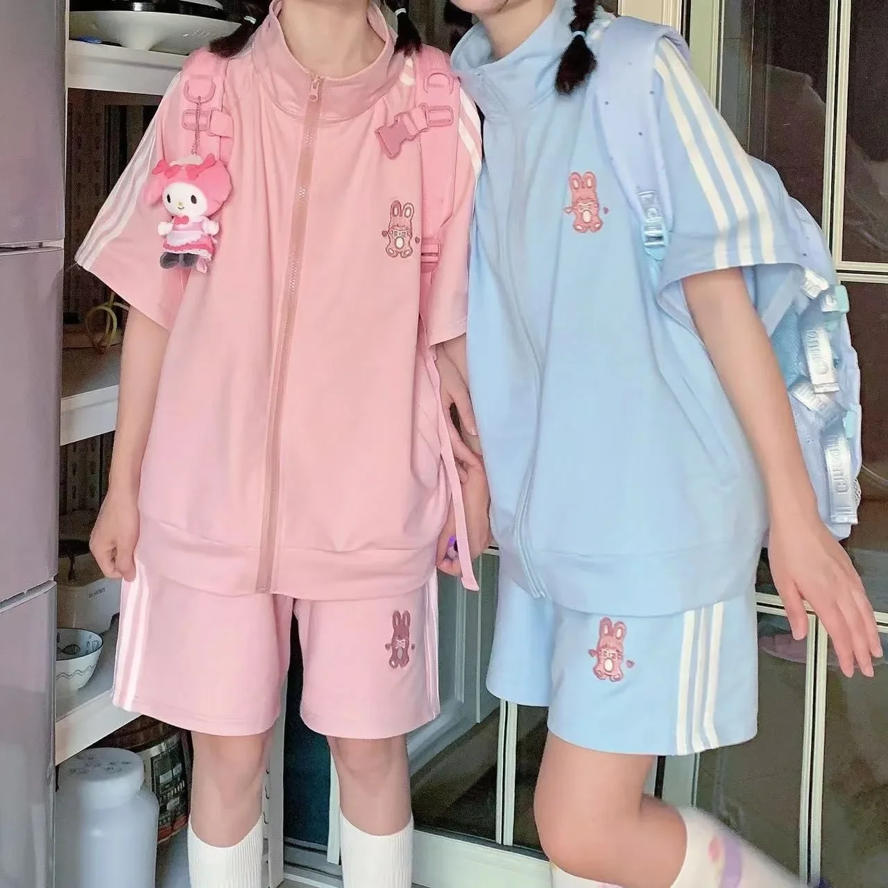 طقم ملابس رياضية كاجوال للنساء صيفي جديد كبير الحجم عصري قصير الأكمام شورت فضفاض للتخسيس مكون من قطعتين مناسب للطلاب