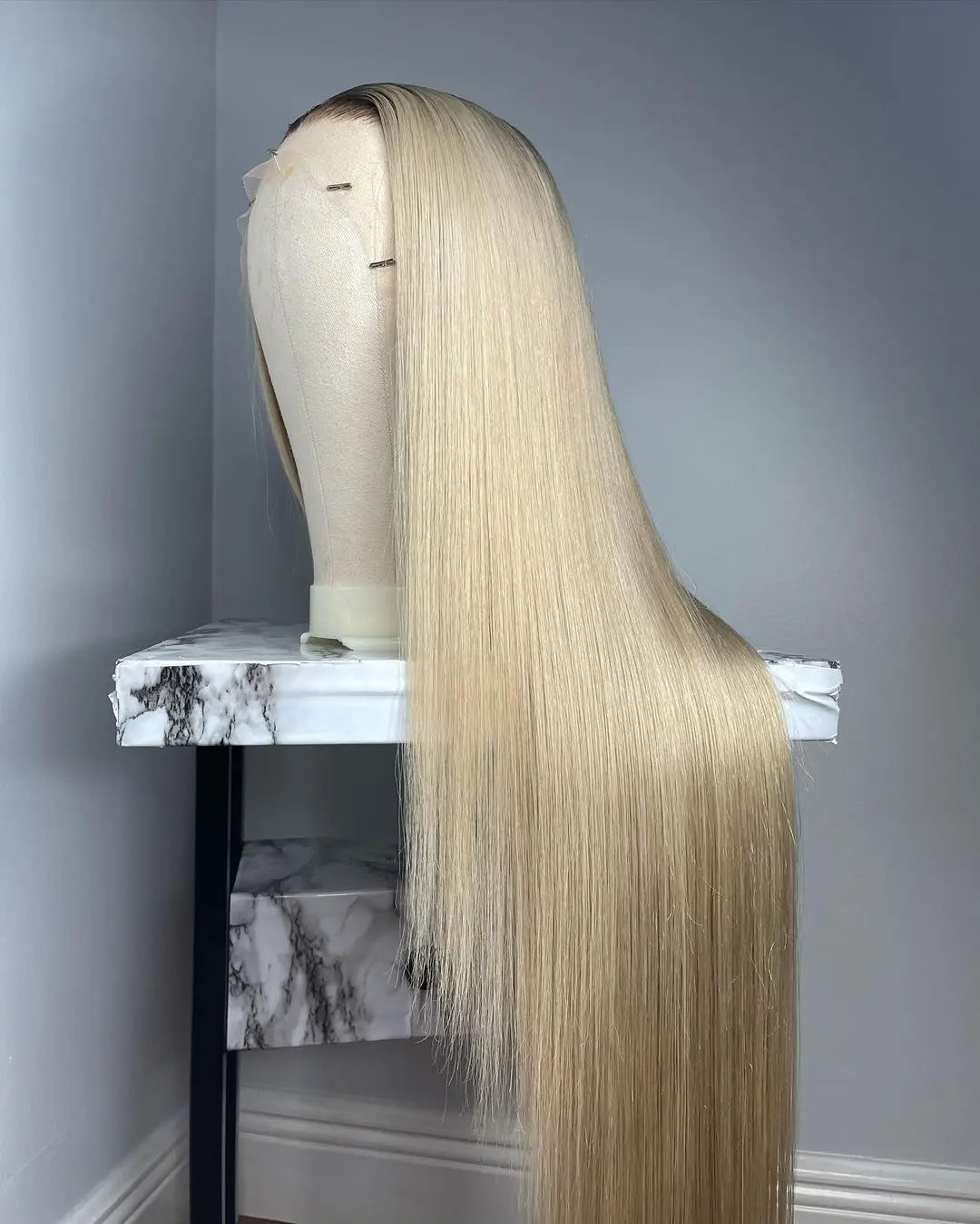

Парик Platinum Blonde HD Lace с коричневыми корнями, натуральные прямые волосы, полный парик для женщин, смешанный синтетический материал с 5% человеческих волос, 30 дюймов