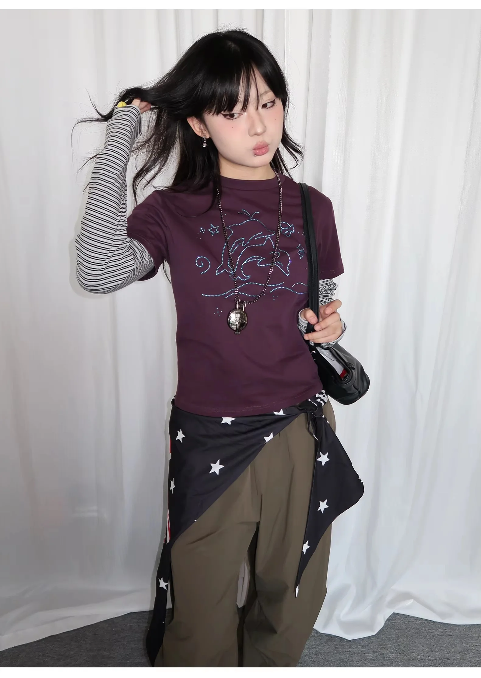 Damen Y2K Fake Zweiteiler Langarm-Oberteil mit Schwarz Gestreiften Ärmeln, Strass-Delfin-Print, Slim Fit, Süßes Alt-T-Shirt – Detail 10