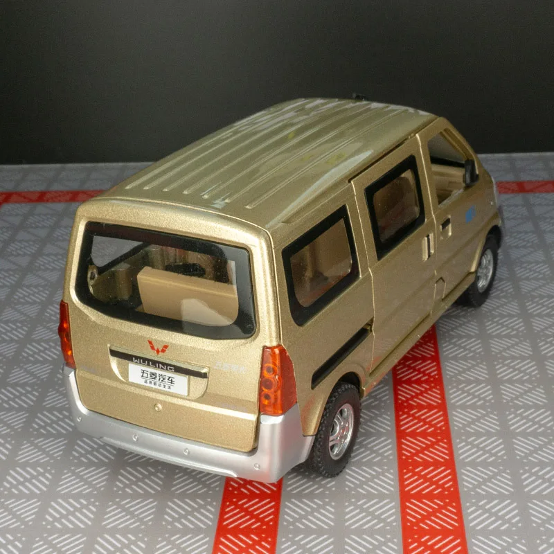 

1:24 Wuling alloy car model MVP van acousto-optic steering toy door and hood trunk can open children's gifts.