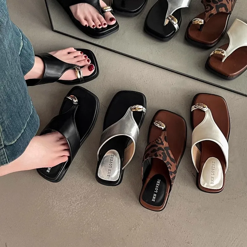 

Casual Beach Women Sandals Fashion Metal Decoration Clip Toe Slipper Ladies Daily Versatile Gladiator Sandalias