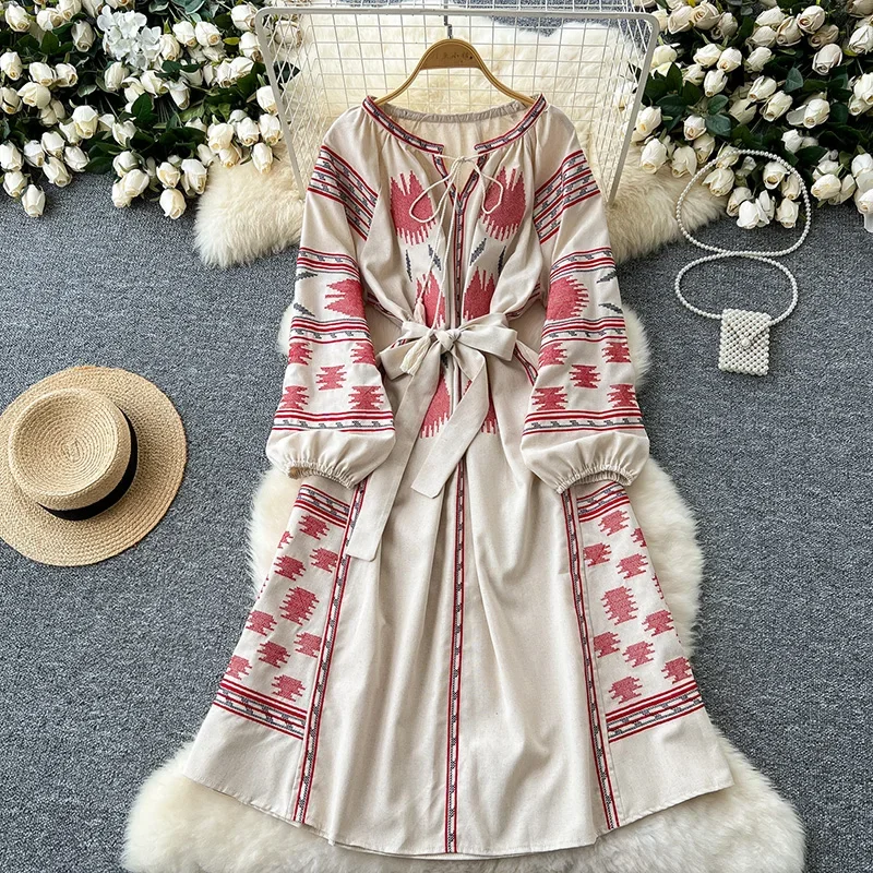 Женское осеннее платье в винтажном этническом стиле с вышивкой на шнуровке и круглым вырезом с рукавами-фонариками в богемном стиле, длинные платья с вышивкой DS005 Женское осеннее платье в винтажном этническом стиле с вышивкой на шнуровке и круглым вырезом с рукавами-фонариками в богемном стиле, длинные платья с вышивкой DS005