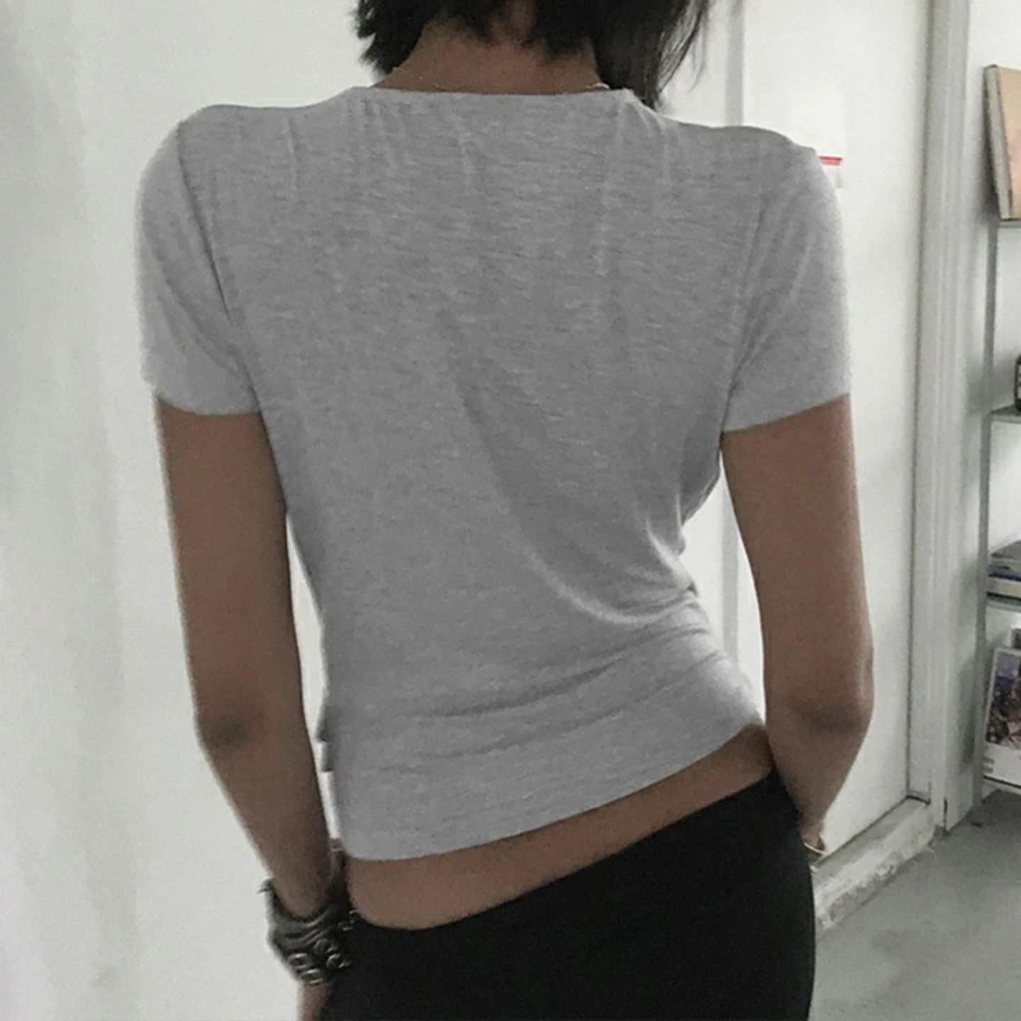 SUCHCUTE Sexy einfarbiges T-Shirt mit tiefem V-Ausschnitt, kurzärmeliges Damen-Top, Y2k-Streetwear, 90er-Jahre-Kleidung, schicke Sommer-Freizeit-T-Shirts – Detail 14