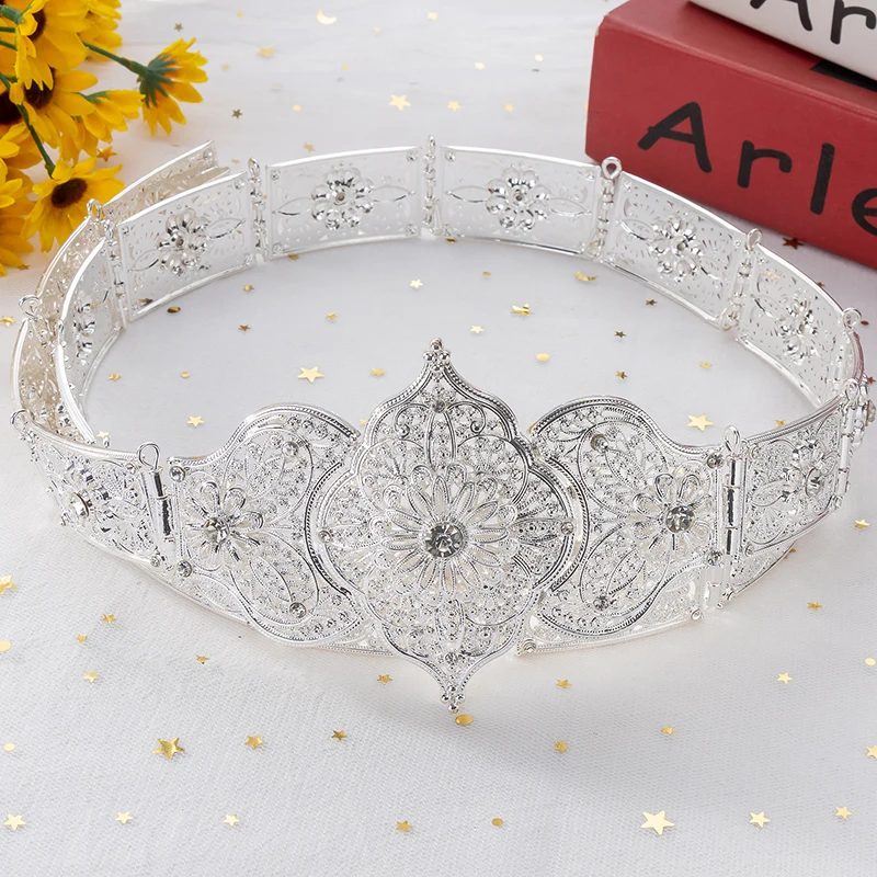 حزام تخريمية للعرائس العربي - خيارات ألوان متعددة مع لهجات زهور كريستالية رقيقة لأناقة ثوب الزفاف البسيط