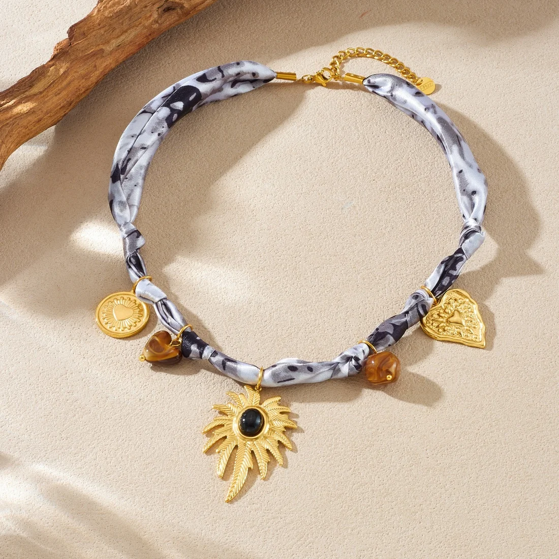 LAMENGLY 316L الفولاذ المقاوم للصدأ نمط العرقية الملونة الشريط الرجعية القلب ستار الشمس زهرة ليف قلادة قلادة سيدة رواية سلسلة عنق