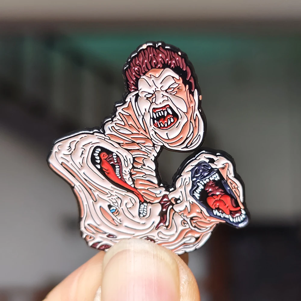 Halloween-Horrorfilm: Split Head Brooch Killer Metallabzeichen Tasche Schultasche Jacke Emaille-Pin