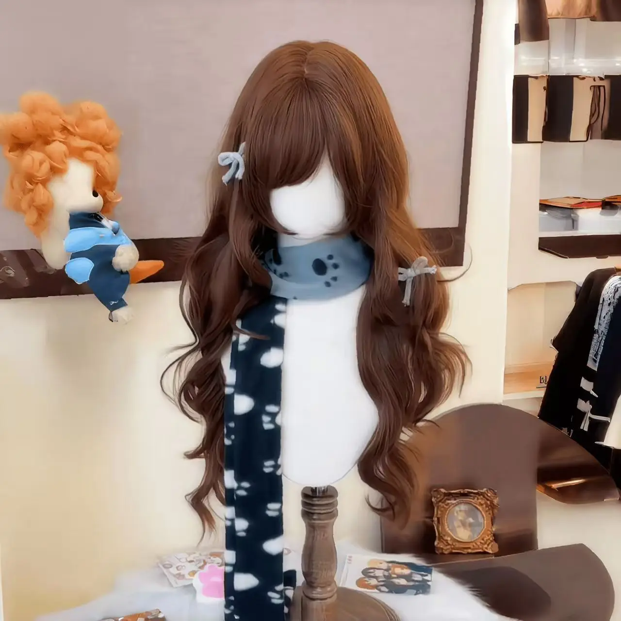 Schokoladenbraune Perücke mit Pony, 61 cm lange, gewellte Haarperücken für Frauen, hochwertige, süße Lolita-Synthetikperücke für den täglichen Gebrauch, Cosplay – Detail 1