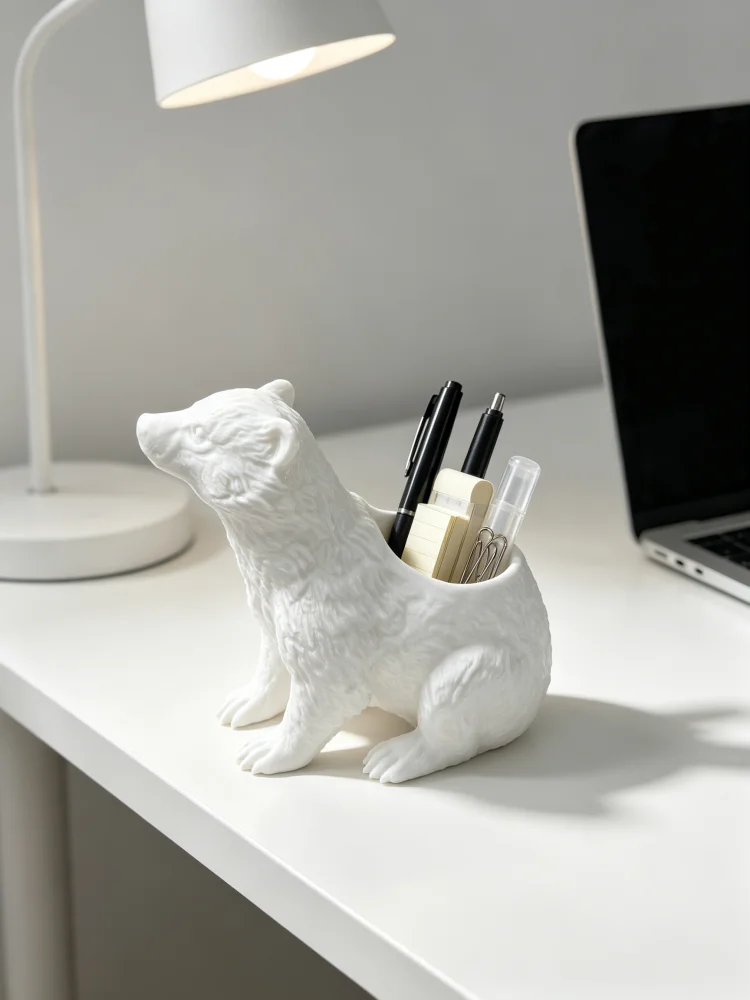 Animal badger-shaped pen holder, solid smooth plastic desktop storage box, novel badger statue desktop ornament, multifunctional stationery storage rack, matte white with exquisite textured details, suitable for home, office, study, student desk, practical office supplies, decorative desktop accessory, creative and unique desktop gift for animal lovers