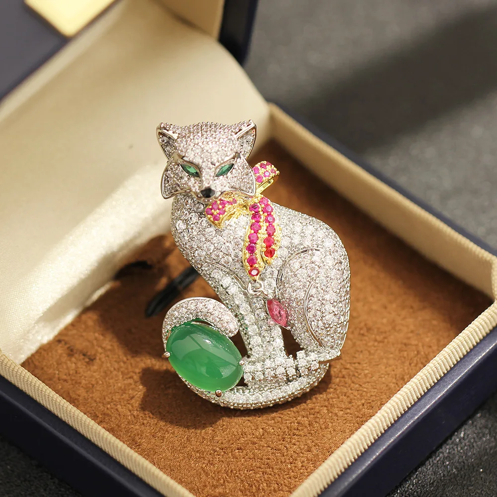 Luxury Micro-inlaid Zircon Niche Design Enchanting Fox Shaped Brooches for Women and Men Coat Accessory Pin Animal Jewelry