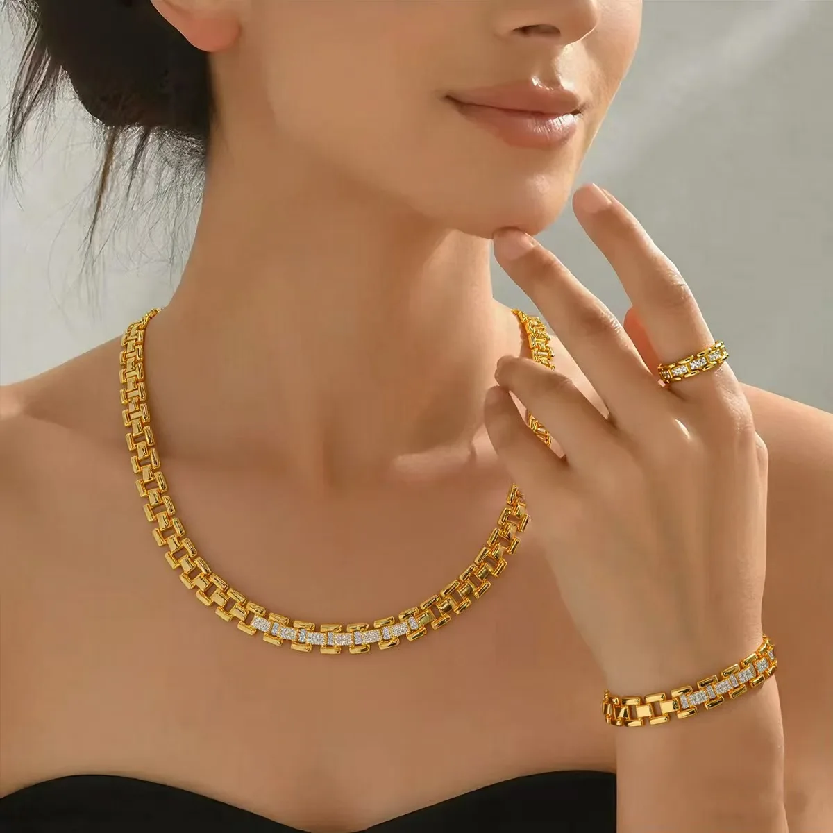 

Новая модная позолоченная медная цепочка, инкрустированная бриллиантами, ожерелье, браслет, кольцо, комплект из трех предметов, женский комплект ювелирных изделий, высокое качество