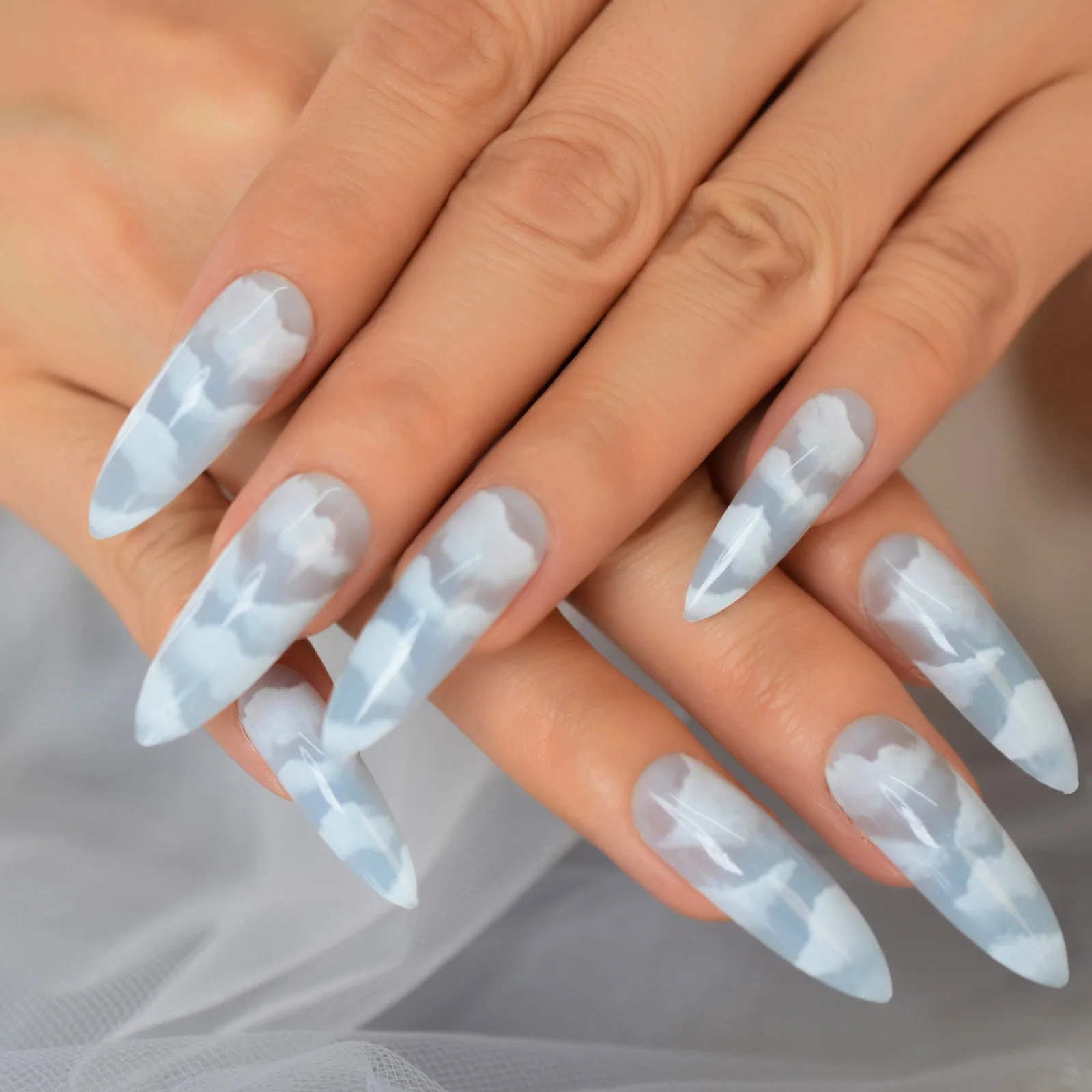 Puntige nep-nageltips met ontwerpen Lange stiletto-hemel Witte wolken Nagels Franse set manicure-nagelkunst