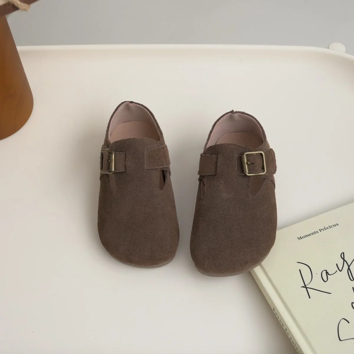 Zapatos de piel auténtica para niño y niña, calzado suave y cálido para interior y jardín de infantes, planos de cuero con hebilla, novedad de otoño e invierno