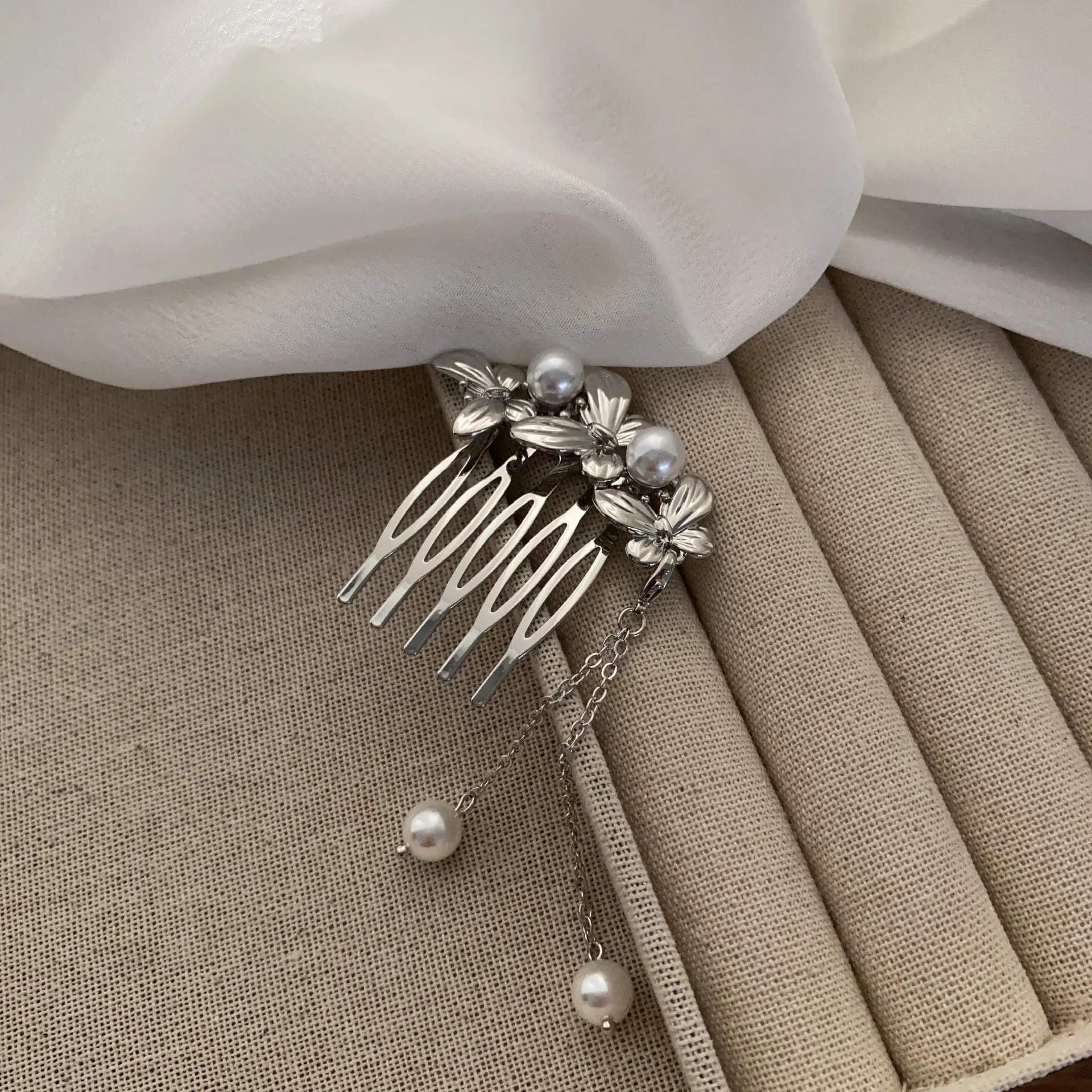 

Bride Wedding Hair Combs Silver Color Alloy Butterfly Hairpins Side Clips Pearls Headpieces Tassel Hair Jewelry for Woman