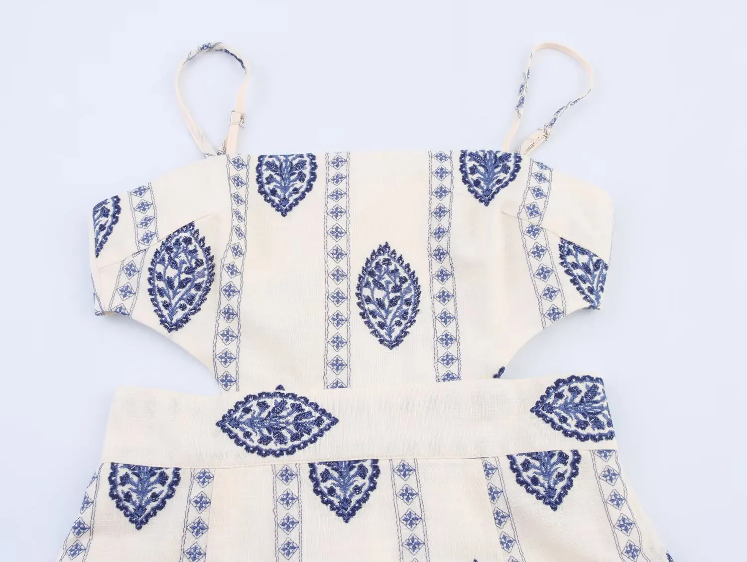 فستان بحمالات على طراز عطلة الشاطئ الصيفية من HH بدون أكمام ومطرز مجوف بدون ظهر ورقبة مائلة فستان نسائي أنيق ميدي