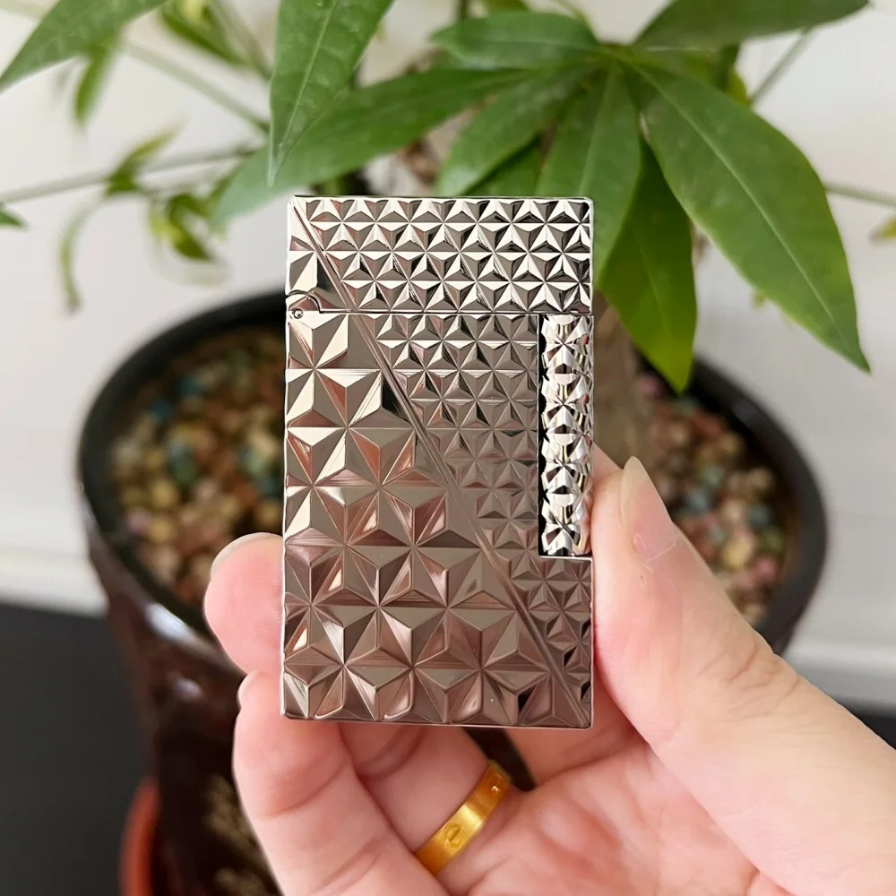 

Luxury brand customized lighter, featuring a flame and diamond pattern design, a loud sound, and a set of customized accessories