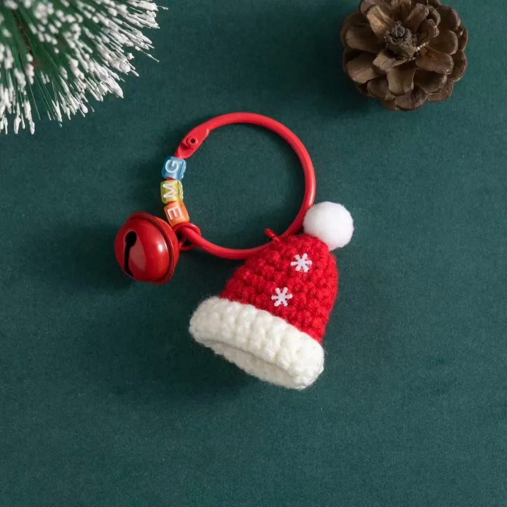 Exquisite handgefertigte Weihnachts-Strickanhänger mit Glöckchen, weicher Weihnachts-Taschenanhänger, Mini-Garn-Weihnachtsanhänger für Freunde – Detail 7