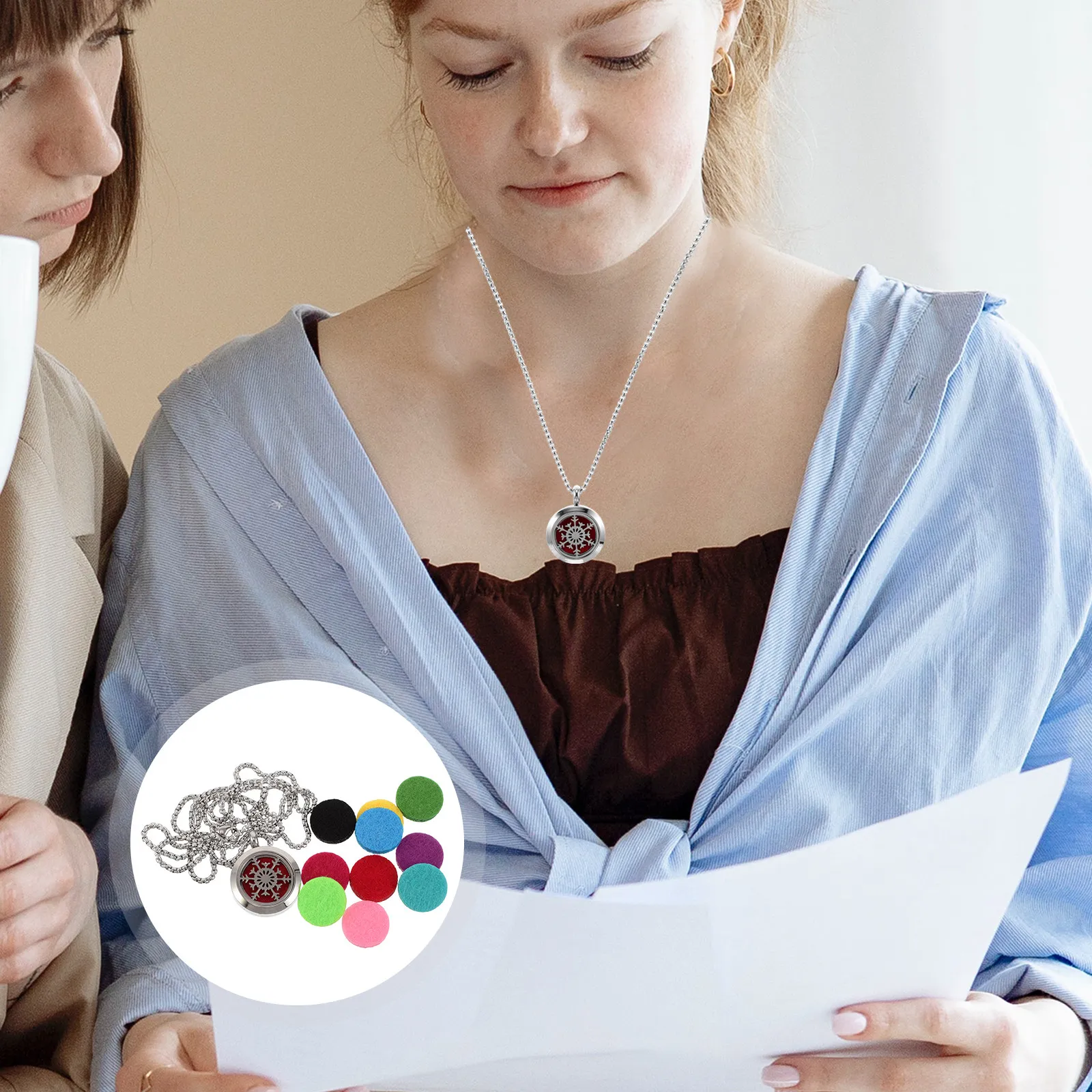 

Аромадиффузор-кулон в форме полой снежинки, ожерелье-медальон для эфирных масел, портативное носимое украшение для женщин, ароматический диффузор