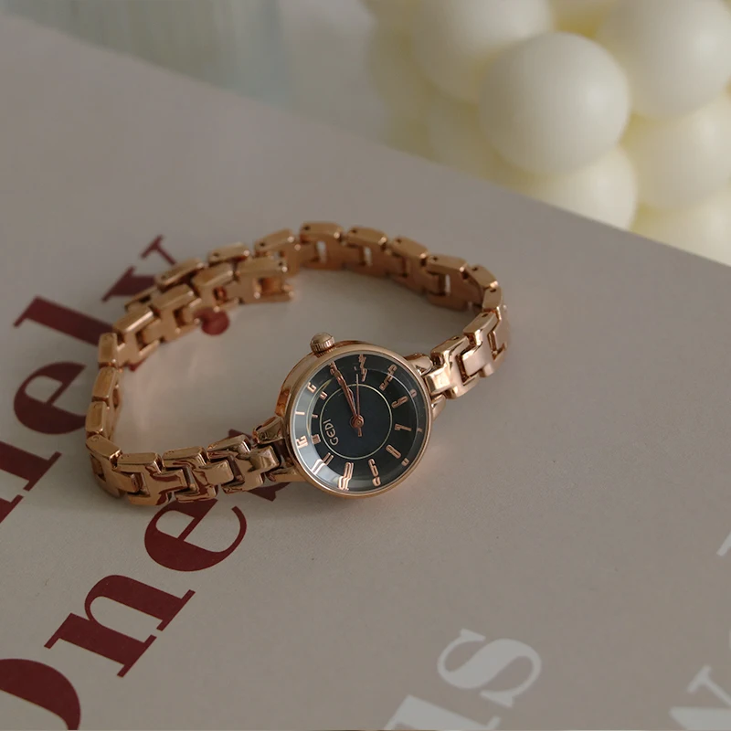 

Women'S WatchKoreanStyleSimple And TrendyExquisiteVintage-InspiredWith A Chain Strap And Small DialSuitable For Female Students.