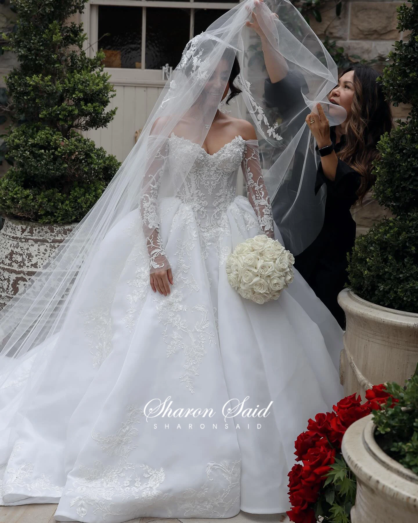 Sharon Said Abito da sposa elegante con spalle scoperte su misura di fascia alta con maniche lunghe Abiti da sposa Dubai di lusso SW030 personalizzati