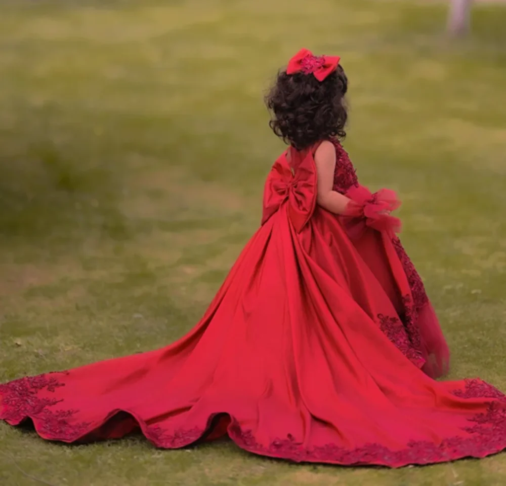 Classic O Neck Appliques Sleeveless Pleat Formal Communion Girl Dress Floor Length Vintage Long Sweep Train Flower Girl Gown