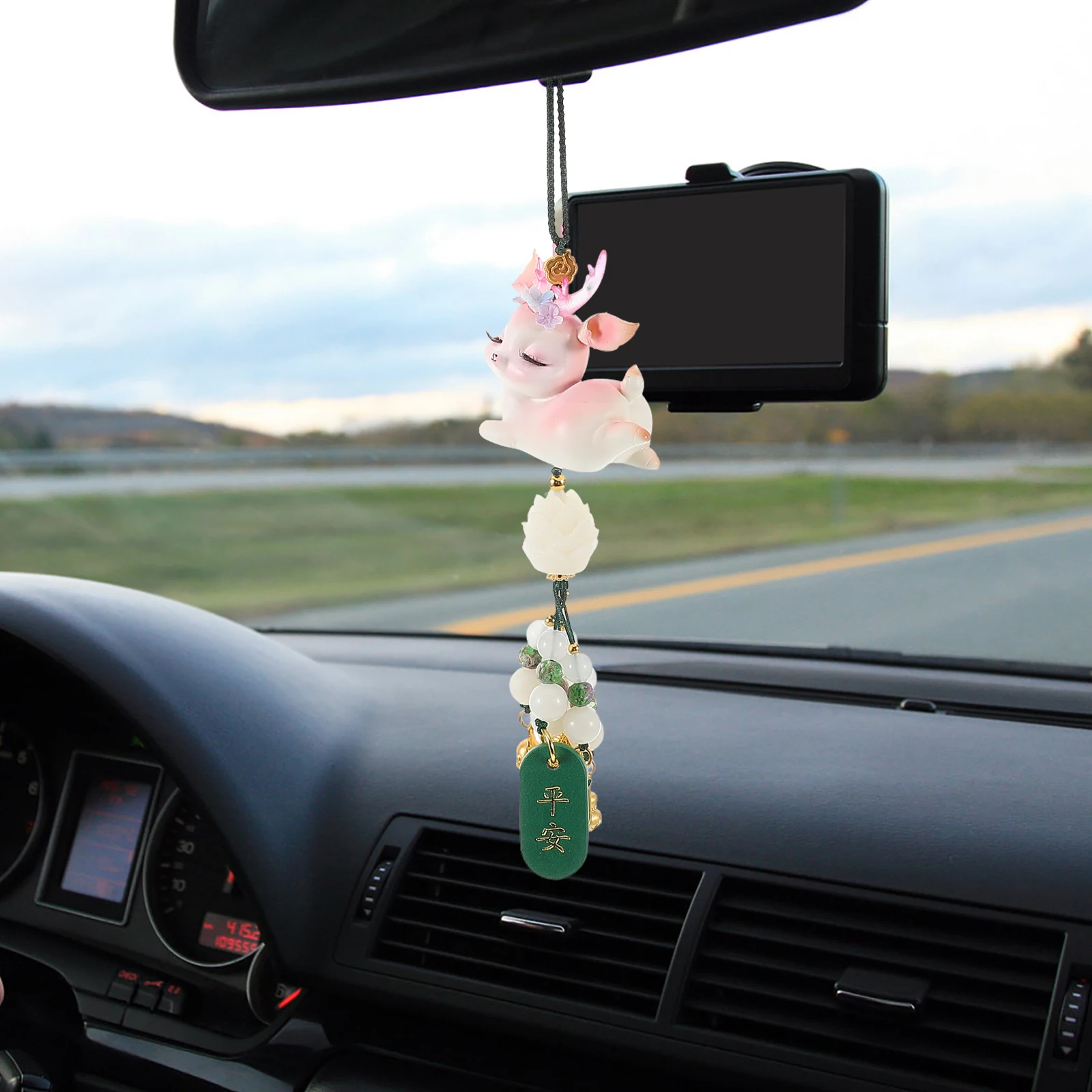 

Deer Shaped Car Hanging nament Resin Rear View Mirror Decor Cute Accessories Novelty Charm For Car Interior Pendants Lucky