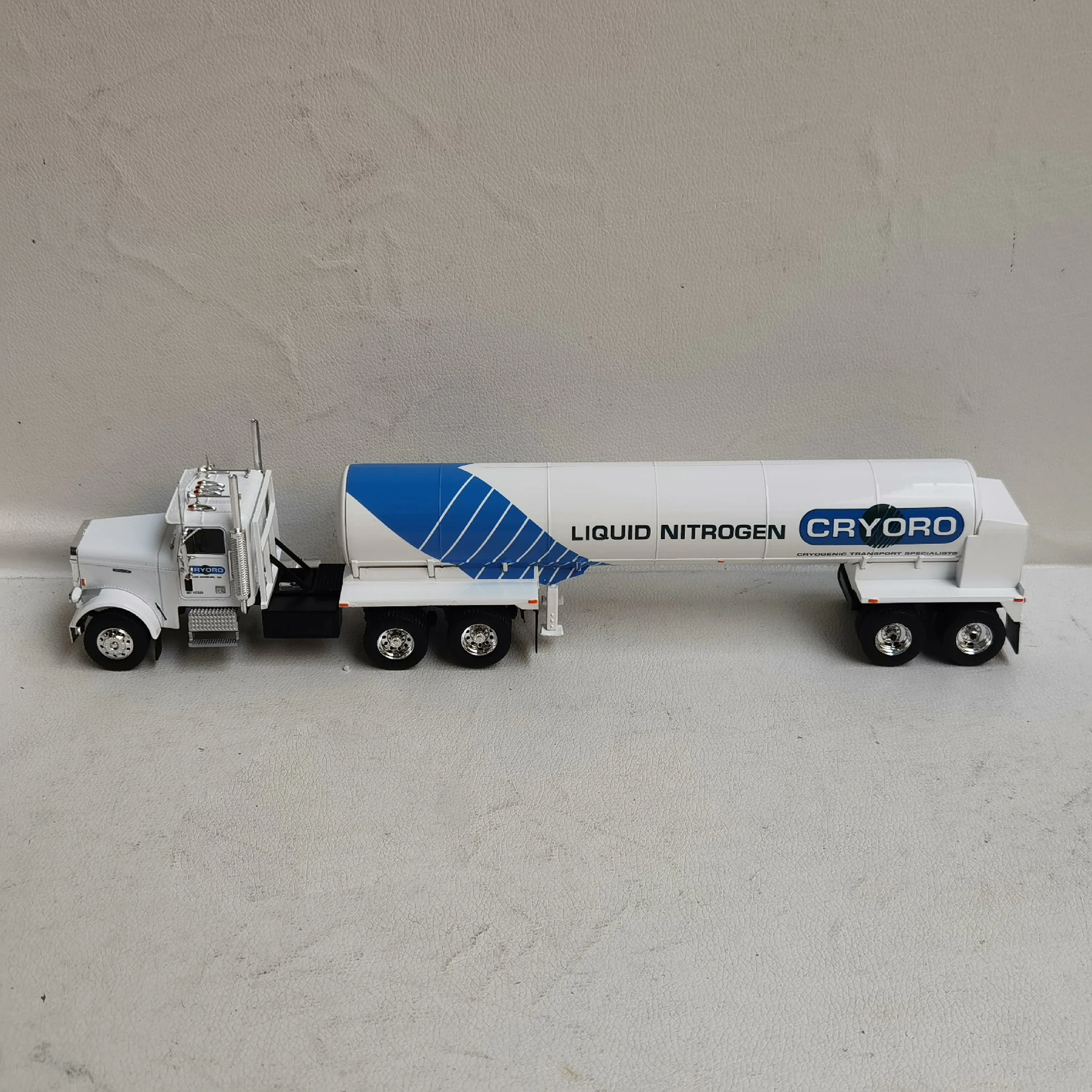 IXO 1:43 Scale FREIGHTLINER FLC120 Oil Tanker Truck Trailer Head Simulation Alloy Car Model Diecast Vehicle Collectible Souvenir