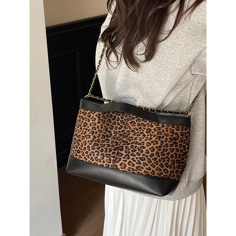 

2025 Niche Chain Tote Bag, Vintage Suede Shoulder Purse for Women, Spacious Crossbody, Versatile Day to Night Bag, Textured